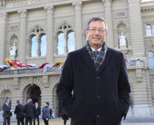 Josef Dittli, FDP-Ständerat aus Attinghausen, vor dem Bundeshaus. | Bild: Elias Bricker (Bern, 30. November 2015)